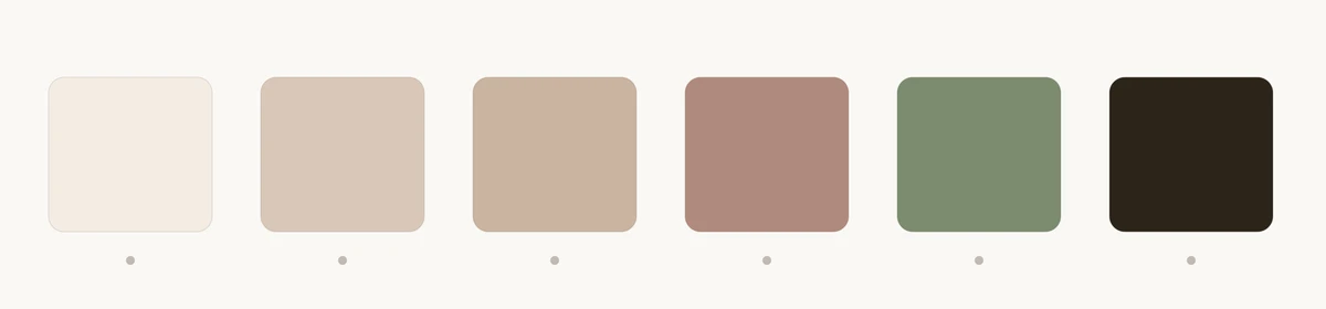Eine abgestimmte Reisegarderobe-Farbpalette aus sechs Tönen nebeneinander: Creme, helles Taupe, Camel, Rostrosé, Salbeigrün und ein dunkles Espressobraun als Anker