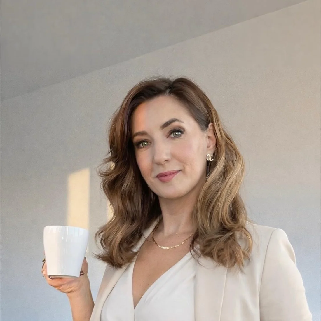 Jola Deja, zertifizierte Stilberaterin, mit einer Tasse in der Hand
